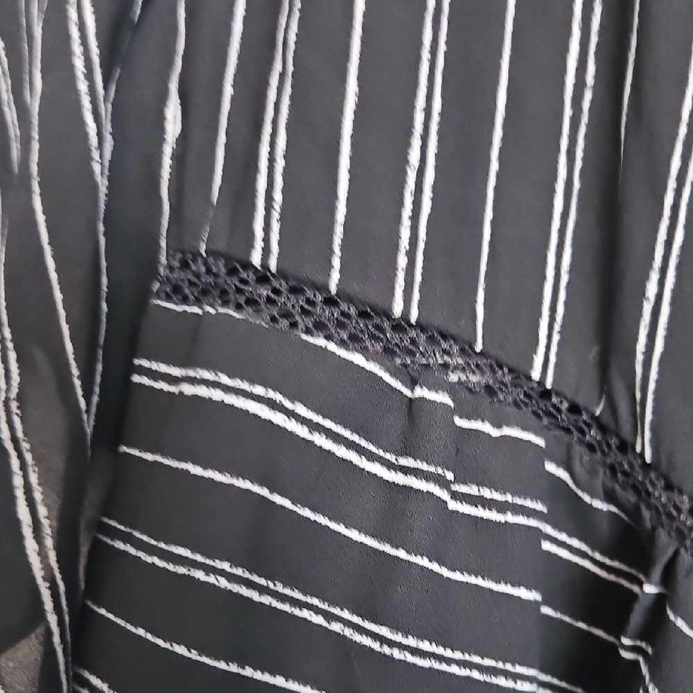 Ava & Viv Women's 1X Black White Striped Short Sleeve Blouse Plus Size - Picture 3 of 5